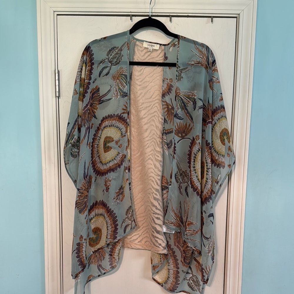 Umgee Lace and Floral Kimono size m/l boxdur1‎